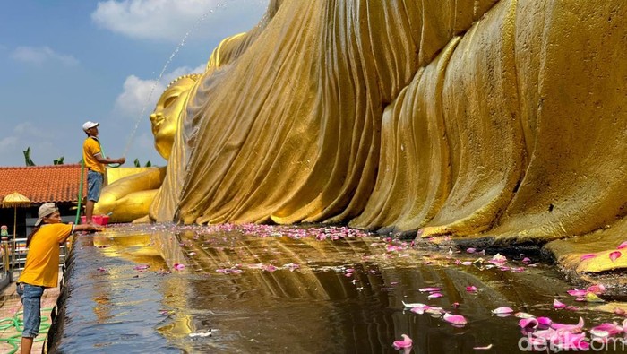 Tradisi memandikan Buddha tidur raksasa di Mojokerto Tradisi memandikan Buddha tidur raksasa di Mojokerto