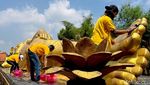 Melihat Tradisi Memandikan Buddha Tidur Raksasa di Mojokerto Jelang Waisak