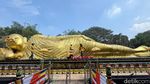 Melihat Tradisi Memandikan Buddha Tidur Raksasa di Mojokerto Jelang Waisak