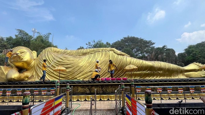 Tradisi memandikan Buddha tidur raksasa di Mojokerto