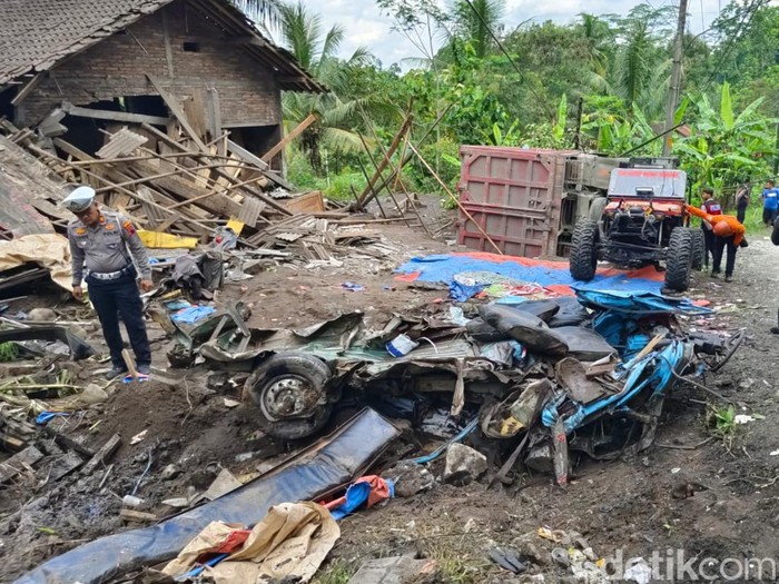 Truk menabrak angkot dan rumah di Desa Kalijambe, Kecamatan Bener, Kabupaten Purworejo, Rabu (7/5/2025).