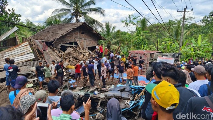Truk tabrak angkot dan rumah di Desa Kalijambe, Purworejo, Rabu (7/5/2025). Truk tabrak angkot dan rumah di Desa Kalijambe, Purworejo, Rabu (7/5/2025).