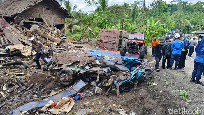 Truk tabrak angkot dan rumah di Desa Kalijambe, Purworejo, Rabu  (7/5/2025).