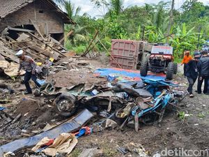 Penampakan Angkot Tak Berbentuk Dihantam Truk hingga 11 Orang Tewas