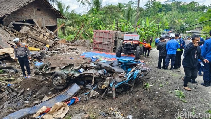 Truk tabrak angkot dan rumah di Desa Kalijambe, Purworejo, Rabu  (7/5/2025).