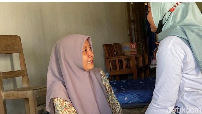 Tangis Ayu Natalia, istri Serka Untung Avisilia anggota Yonif 509 Jember saat menenrima pelayat di rumahnya, Nganjuk