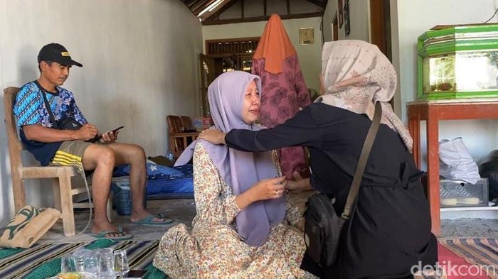 Tangis Ayu Natalia, istri Serka Untung Avisilia anggota Yonif 509 Jember saat menenrima pelayat di rumahnya, Nganjuk