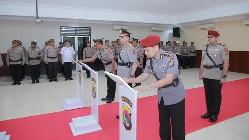 Kapolda NTB Irjen Hadi Gunawan melantik Wakapolda NTB yang baru. (Humas Polda NTB).