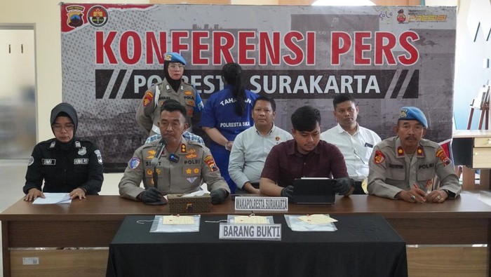 Wakapolresta Solo, AKBP Sigit, pimpin konferensi pers kasus dugaan penipuan, Rabu (7/5/2025).