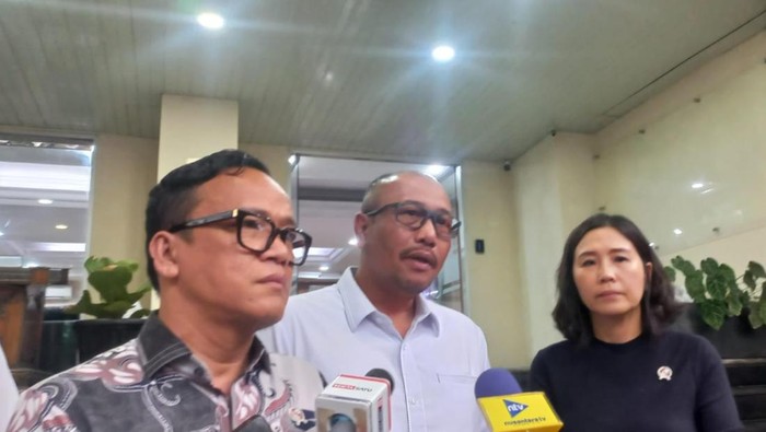 Wamenaker Immanuel Ebenezer atau Noel bersama WamenPPPA Veronica Tan mendatangi Polda Metro Jaya (Fadil/detikcom)