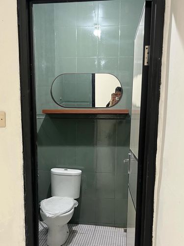 Wanita ini mengunggah transformasi kamar mandi sebelum dan sesudah direnovasi. Hasilnya jadi lebih estetis.