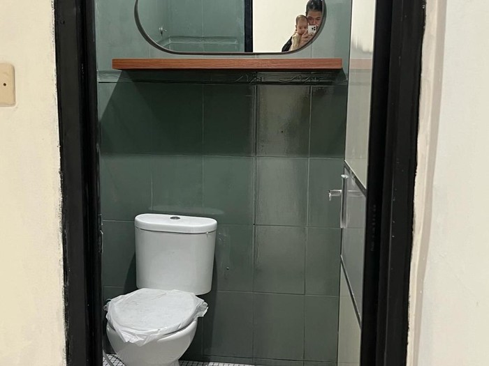 Wanita ini mengunggah transformasi kamar mandi sebelum dan sesudah direnovasi. Hasilnya jadi lebih estetis.