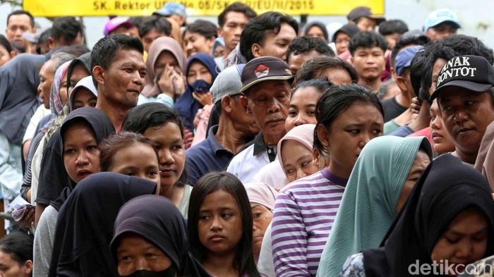 Warga Antusias Antre Sembako Murah di Jakarta Antrean panjang warga terlihat sejak pagi saat program sembako murah digelar di kawasan Jakarta, Rabu (7/5/2025). Warga dari berbagai usia berdatangan dan rela menunggu dalam antrean untuk mendapatkan paket sembako dengan harga terjangkau.