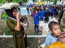 Warga Antusias Antre Sembako Murah di Jakarta