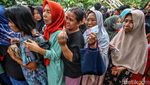 Warga Antusias Antre Sembako Murah di Jakarta Warga Antusias Antre Sembako Murah di Jakarta