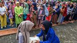 Warga Antusias Antre Sembako Murah di Jakarta Warga Antusias Antre Sembako Murah di Jakarta