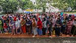 Warga Antusias Antre Sembako Murah di Jakarta Warga Antusias Antre Sembako Murah di Jakarta