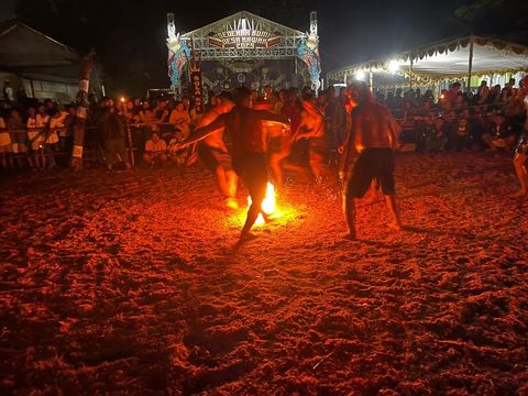 Warga Desa Kawak, Kecamatan Pakisaji, Jepara, menggelar acara sepak bola api, Selasa (6/5/2025) malam.