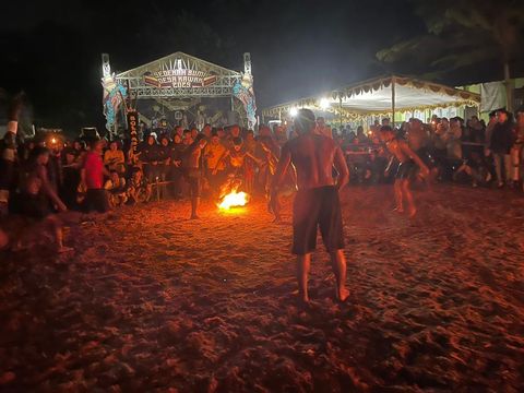 Warga Desa Kawak, Kecamatan Pakisaji, Jepara, menggelar acara sepak bola api, Selasa (6/5/2025) malam.