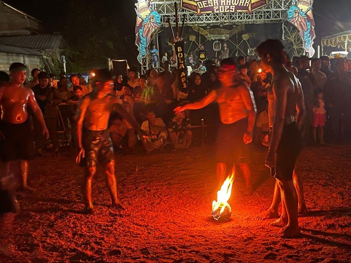 Warga Desa Kawak, Kecamatan Pakisaji, Jepara, menggelar acara sepak bola api, Selasa (6/5/2025) malam.