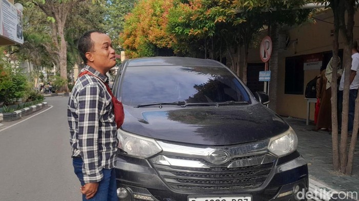 Warga menemukan mobilnya di Palu usai diduga digadaikan oknum polisi.