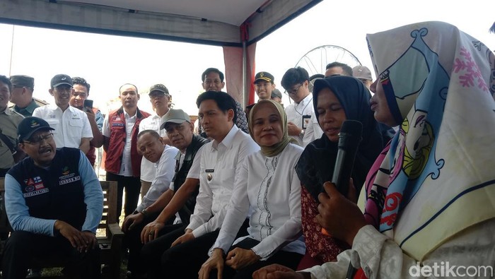 Warga mengeluhkan banjir rob kepada Menteri Sosial