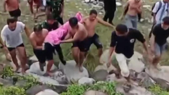 Warga mengevakuasi bocah 8 tahun tenggelam di Sungai Rongkong.
