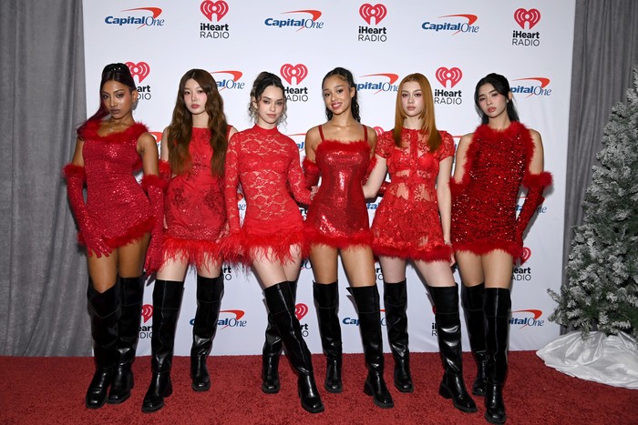 (Kiri-Kanan) Lara Raj, Yoonchae, Daniela, Manon, Megan, dan Sophia dari KATSEYE menghadiri Jingle Ball 2024 yang Dipersembahkan oleh Capital One di TD Garden pada tanggal 15 Desember 2024 di Boston, Massachusetts.  (Photo by Dave Kotinsky/Getty Images for iHeartRadio)