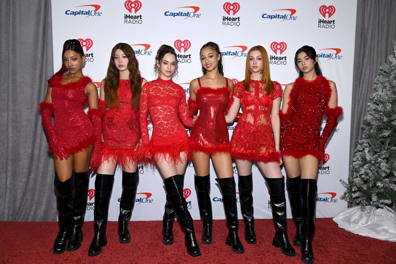 (Kiri-Kanan) Lara Raj, Yoonchae, Daniela, Manon, Megan, dan Sophia dari KATSEYE menghadiri Jingle Ball 2024 yang Dipersembahkan oleh Capital One di TD Garden pada tanggal 15 Desember 2024 di Boston, Massachusetts.  (Photo by Dave Kotinsky/Getty Images for iHeartRadio)