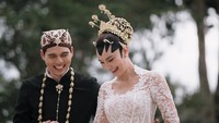 Luna Maya dan Maxime Bouttier sebenarnya ingin menggelar pernikahan intimate. Pernikahan pasangan itu memang sudah ditunggu banget. Sampai akhirnya undangan pernikahan mereka yang digelar di COMO Shambala Estate, Ubud, Bali, pada 7 Mei 2025 bocor. Akhirnya mereka mau membagikan momen indah tersebut melalui siaran langsung melalui YouTube. Foto: Instagram/@lunamaya @iluminen