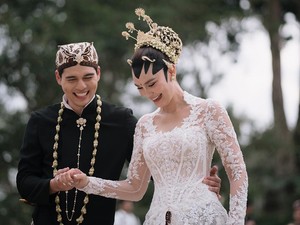 Lewat Busana, Luna Maya Berikan Kejutan untuk Ibunya di Resepsi Pernikahan
