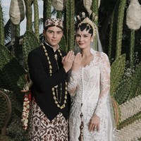 Luna Maya menikah dengan Maxime Bouttier yang berusia 10 tahun lebih muda darinya. Pernikahan Luna dan Maxime digelar di Bali pada 7 Mei 2025. Foto: Instagram/@lunamaya @iluminen