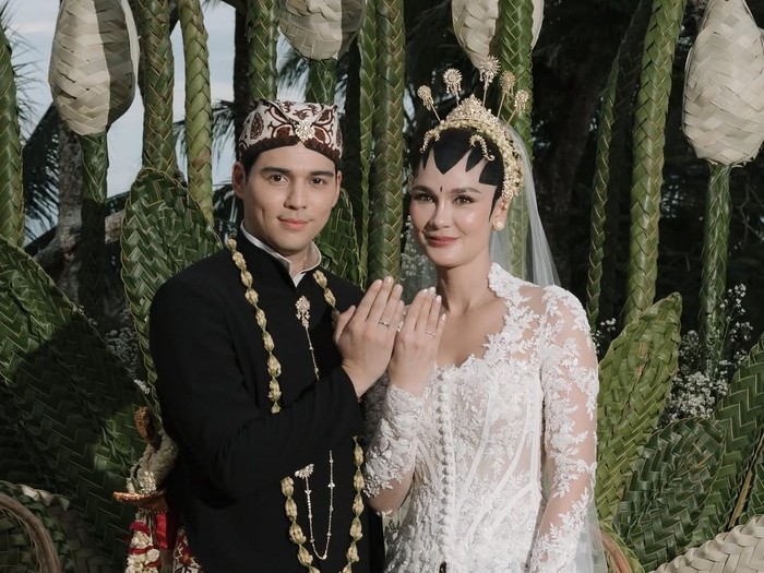 Akad nikah Luna Maya dan Maxime Bouttier.