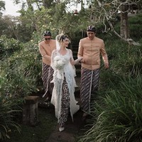 Untuk akad nikah, bintang film ‘Gundik’ ini mengenakan kebaya lace putih berhias bordir dengan train panjang. Kebaya rancangan Eddy Betty ini dipadukan dengan kain batik motif Sidomulyo dan dilengkapi veil nan cantik. Foto: Instagram/@lunamaya @iluminen