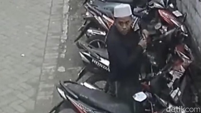 Aksi maling motor nyamar sebagai jemaah salat Jumat di Surabaya terekam
