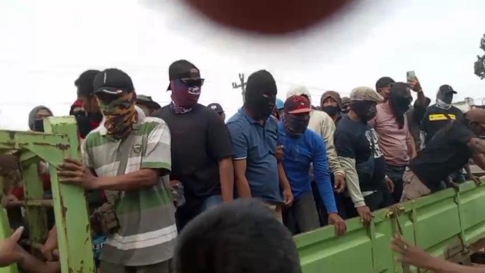 Aksi massa bertopeng kembali terjadi di Pundenrejo, Kecamatan Tayu, Kamis (8/5/2025).