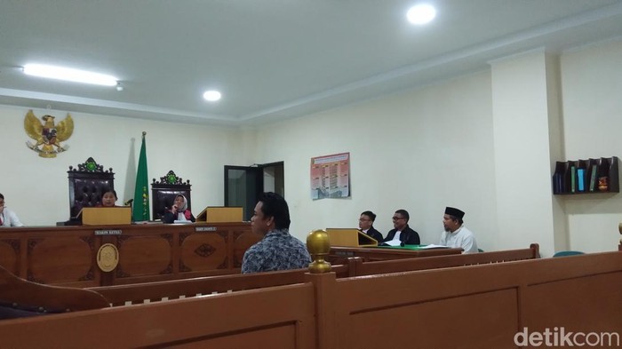 Anggota Polres Gowa, Mulawarman saat menjadi saksi dalam sidang kasus uang palsu UIN Alauddin Makassar di PN Sungguminasa.