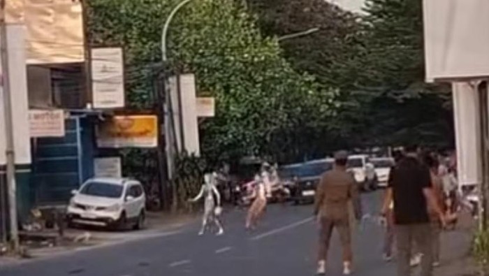 Video: Heboh Sekelompok Manusia Silver Serang Petugas Satpol PP di Makassar