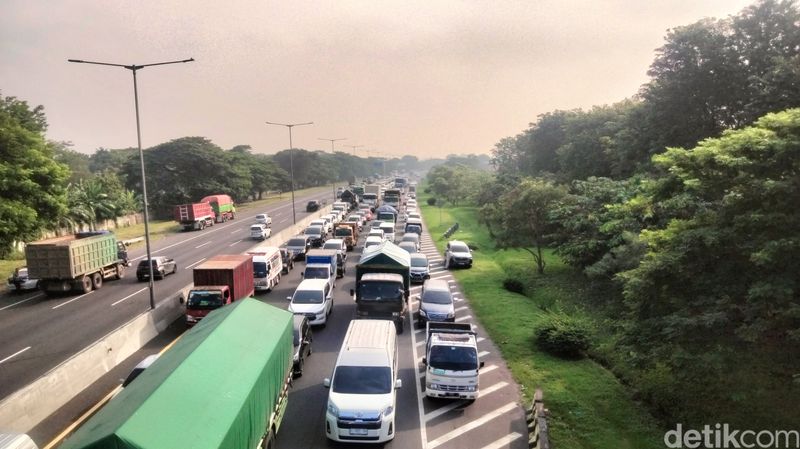 Antrean kendaraan di tol