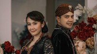 Waktu nikah, kakak aku (kakak Arie Dwi Andhika) lagi hamil. Pas akad MC-nya bilang ke kakak aku Wah sebentar lagi mau lahiran ya. Setelah itu muncul beritanya nikah karena, hamil duluan, terang Arie Dwi Andhika di studio Pagi Pagi Ambyar, Trans TV, Jakarta Selatan, Jumat (30/10/2026).&nbsp; Foto: Instagram: @ardinarasti @arieandhika10