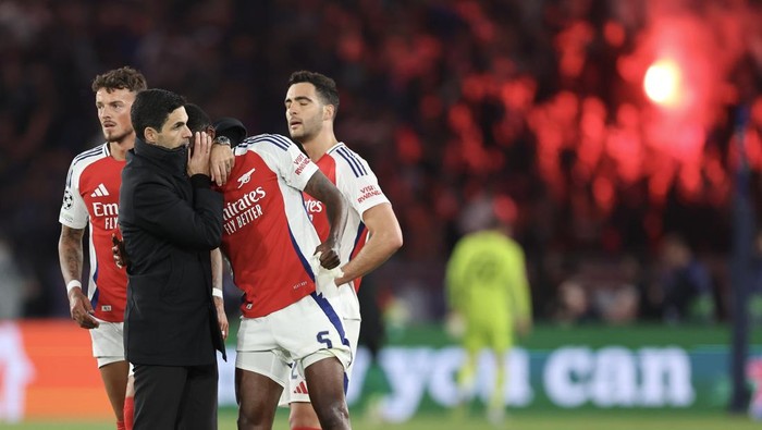 PARIS, FRANCE - MAY 7:  Mikel Arteta manager / head coach  of Arsenal consoled Thomas Partey of Arsenal after being knocked out during the UEFA Champions League 2024/25 Semi Final Second Leg match between Paris Saint-Germain and Arsenal FC at Parc des Princes on May 7, 2025 in Paris, France. (Photo by Catherine Ivill - AMA/Getty Images)