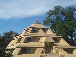 Kegagalan Arsitektur yang Parah Banget, Bingung Mau Ketawa atau Kesal