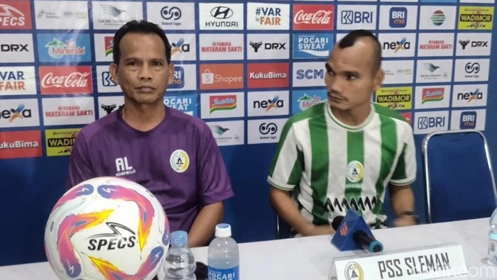Asisten pelatih PSS Sleman, Ansyari Lubis dan pemain, Riko Simanjutak dalam sesi jumpa pers laga PSIS vs PSS di Stadion Jatidiri Semarang, Kamis (8/5/2025).