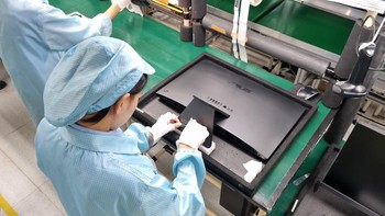 Perakitan ini dilakukan oleh kurang lebih 30 orang yang kebetulan semuanya perempuan. Foto: Asus Indonesia