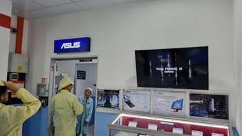 Di sana, kita melihat proses perakitan ExpertCenter All-in-One EG3408WVA, salah satu Expert Series yang baru diluncurkan Asus dengan TKDN di atas 40%. Foto: Asus Indonesia