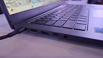 Ini bagian kiri ExpertCenter BG1409CVA. Foto: Aisyah Kamaliah/detikINET