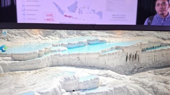 Kamera depannya tampak cantik karena tidak terlalu terlihat. Ada juga privacy shutter. Foto: Aisyah Kamaliah/detikINET