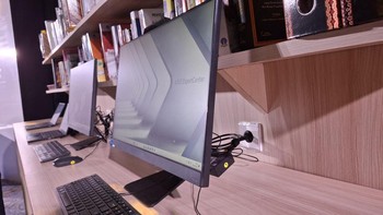 ExpertCenter All-in-One (AiO) EG3408WVA menampilkan layar berukuran 23,8-inch, IPS-level Panel, FHD (1920 x 1080) 16:9, sRGB: 100%, Anti-glare display. Screen-to-body ratio-nya ada di angka 88% dengan 250 nits. Foto: Aisyah Kamaliah/detikINET