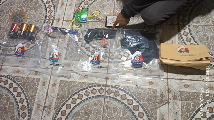 Barang bukti senjata badik yang digunakan remaja tunawicara di Kubu Raya tikam tetangganya.