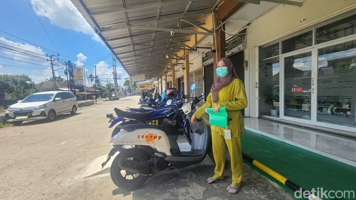 Bidan korban pencurian motor oleh pria mengajak diduga anak dan istri menunjukan lokasi kejadian.